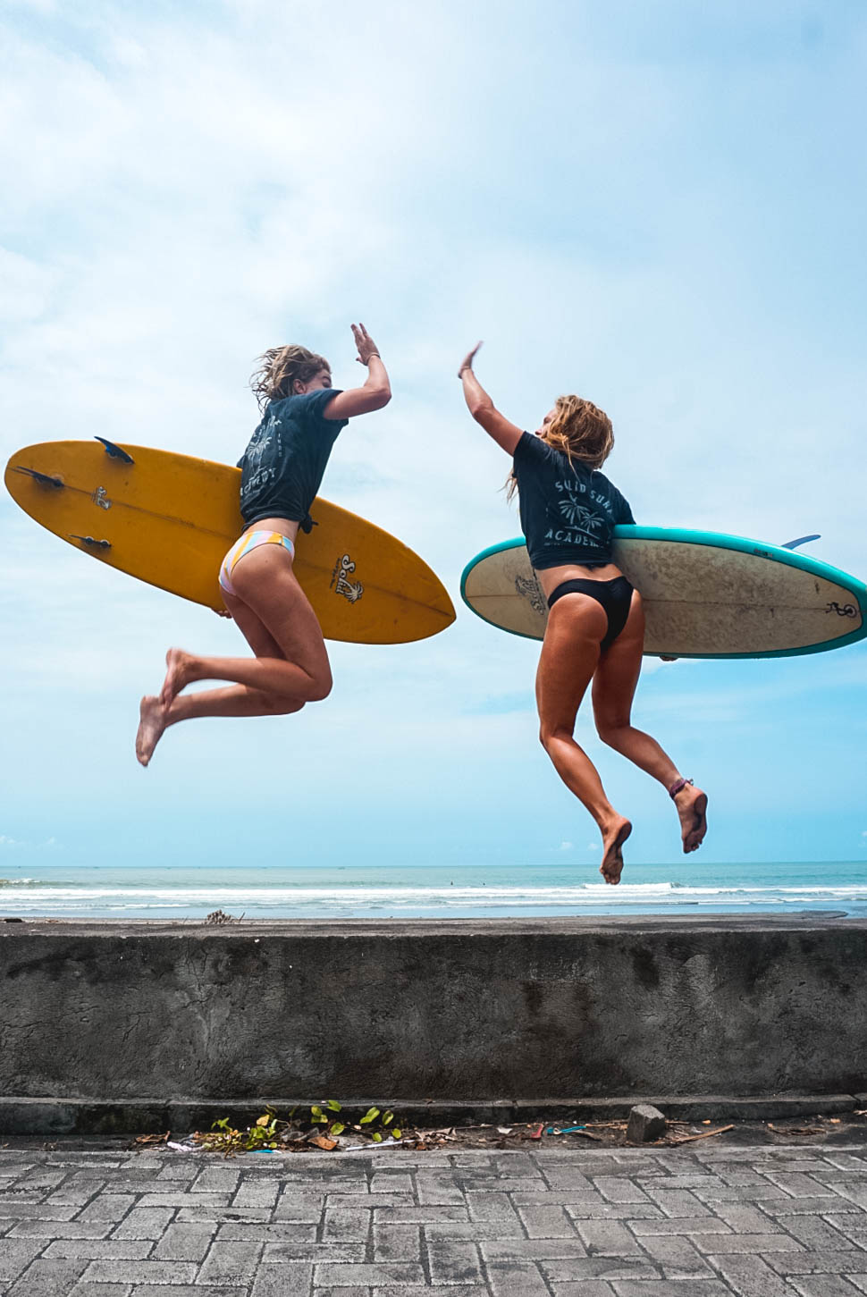 Surfen in bikini op het surfkamp op Bali!