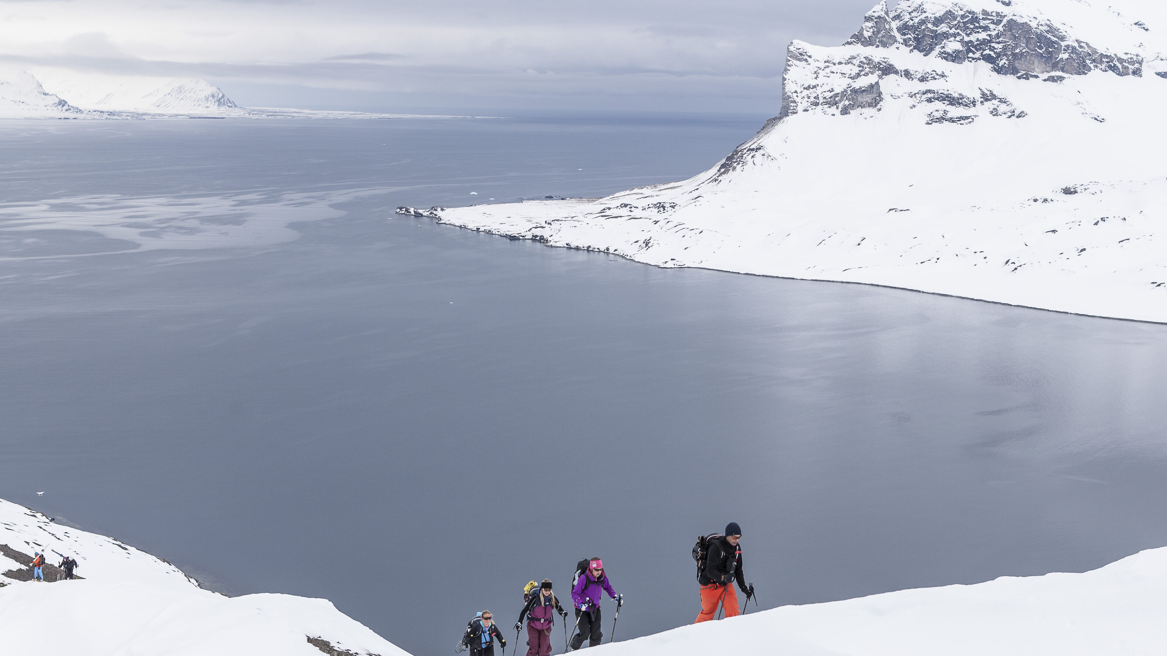 off-piste bij een groot meer