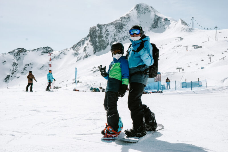Snowboarden op wintersport met het hele gezin