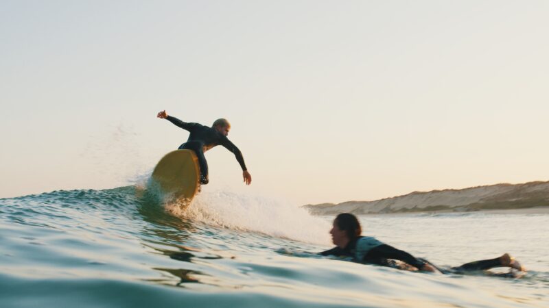 surfschool instructeurs aan het surfen