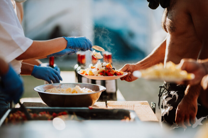 Eten tijdens het surfkamp in het buitenland te Frankrijk