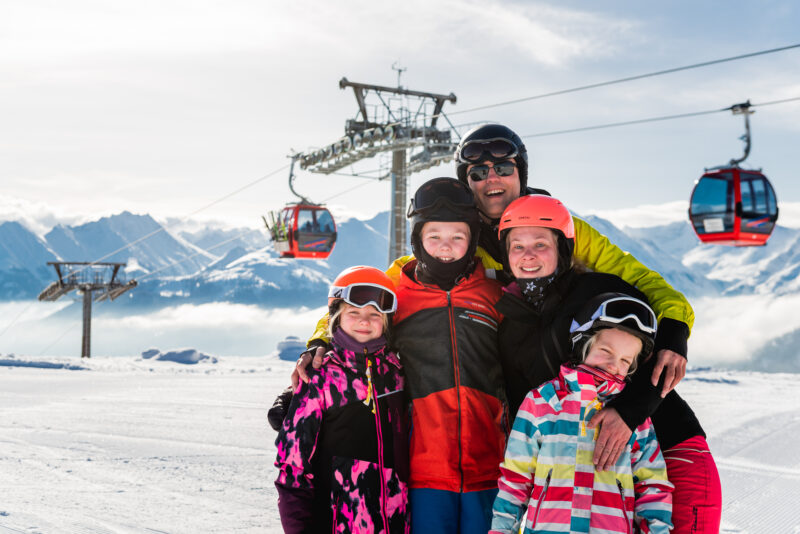 familie aan het skiën